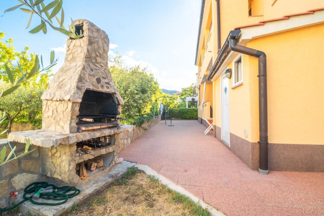 Apartments Dujmovic With Terrace Baška Exteriör bild