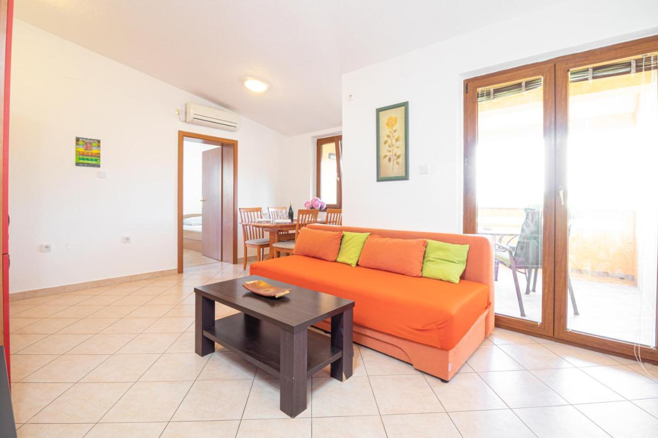 Apartments Dujmovic With Terrace Baška Exteriör bild